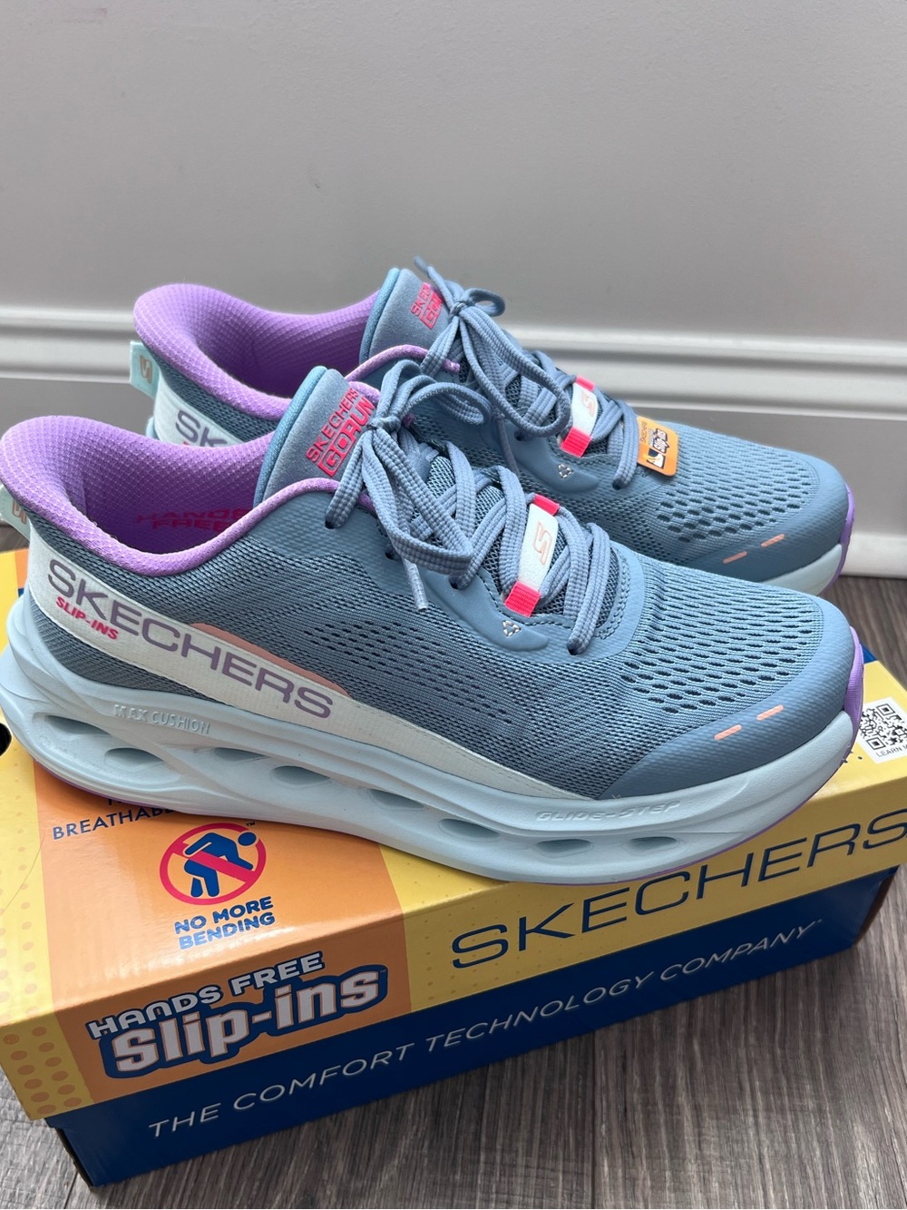 NWT Skechers Women's Gray & Pink Max Cushioning Glide-Step Slip-Ins Size 8 - Picture 2 of 10